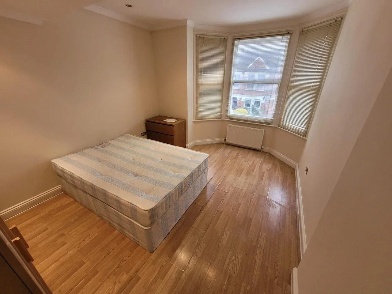 Room Larch Road in Greater London