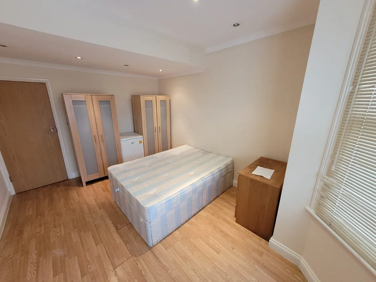 Room Larch Road in Greater London