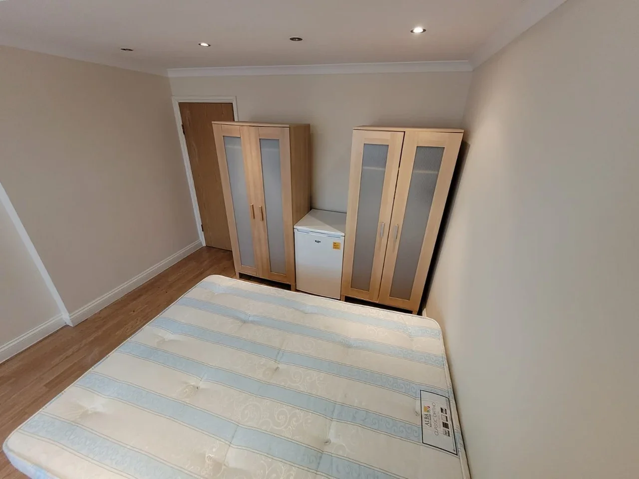 Room Larch Road in Greater London