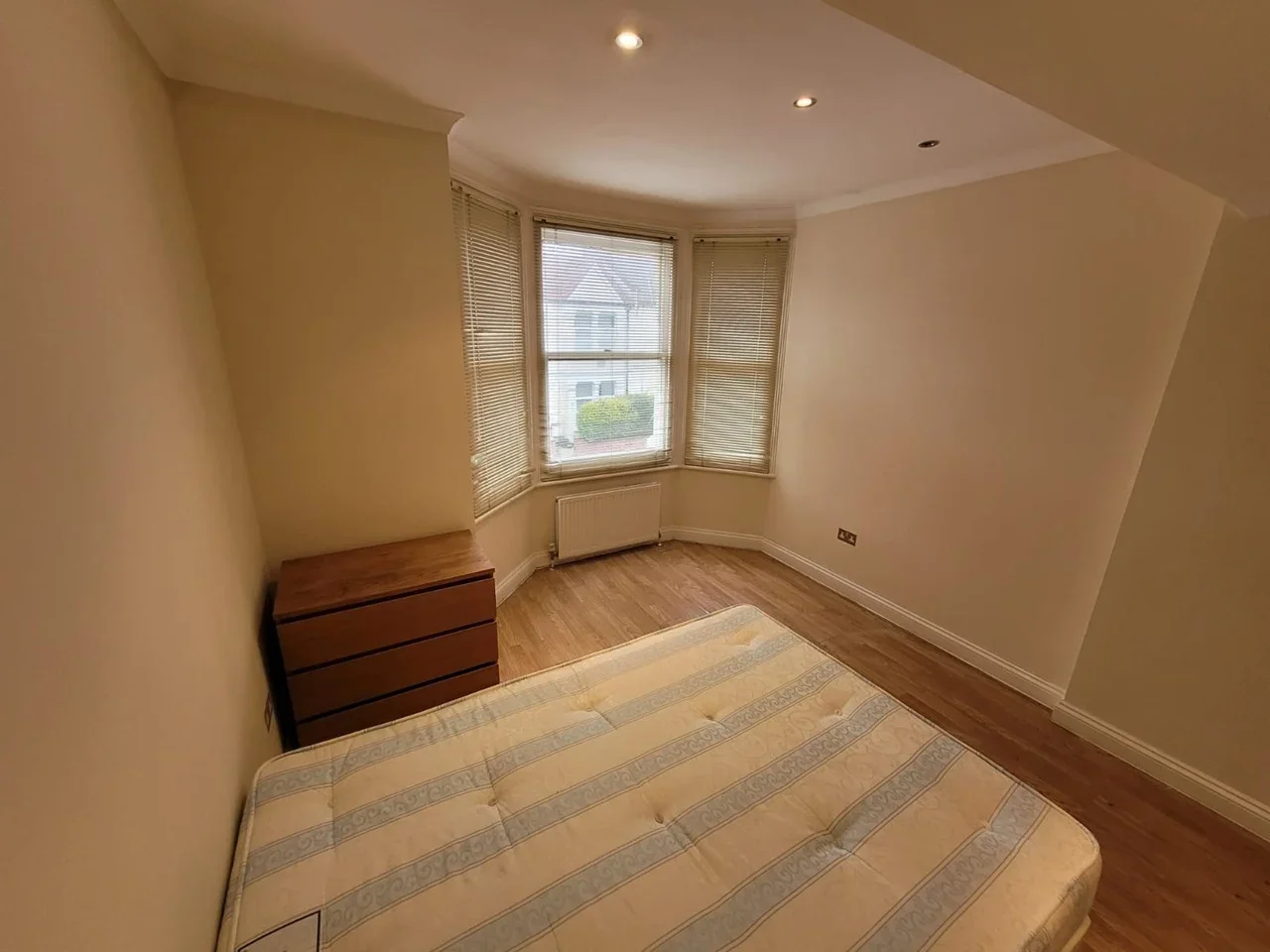 Room Larch Road in Greater London