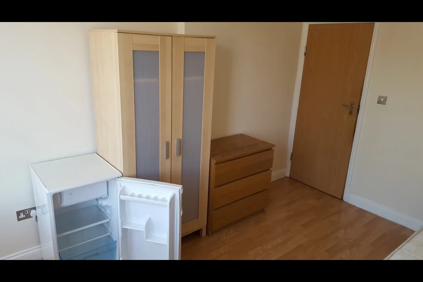 Room Larch Road in Greater London
