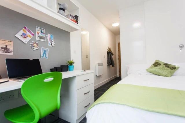 Room Moss Lane East in Manchester