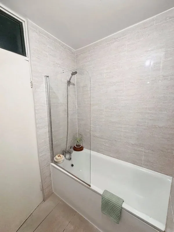 Room Haberdasher Street in Greater London