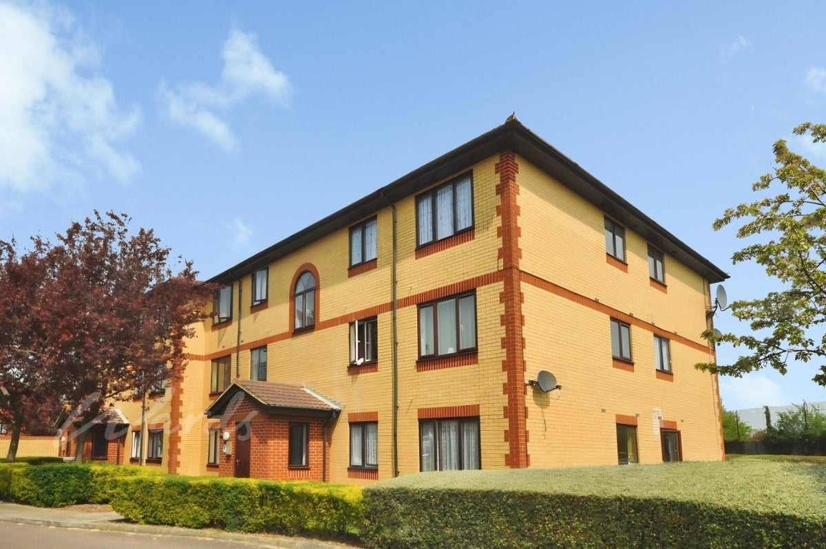 Flat Churchill Close in Dartford