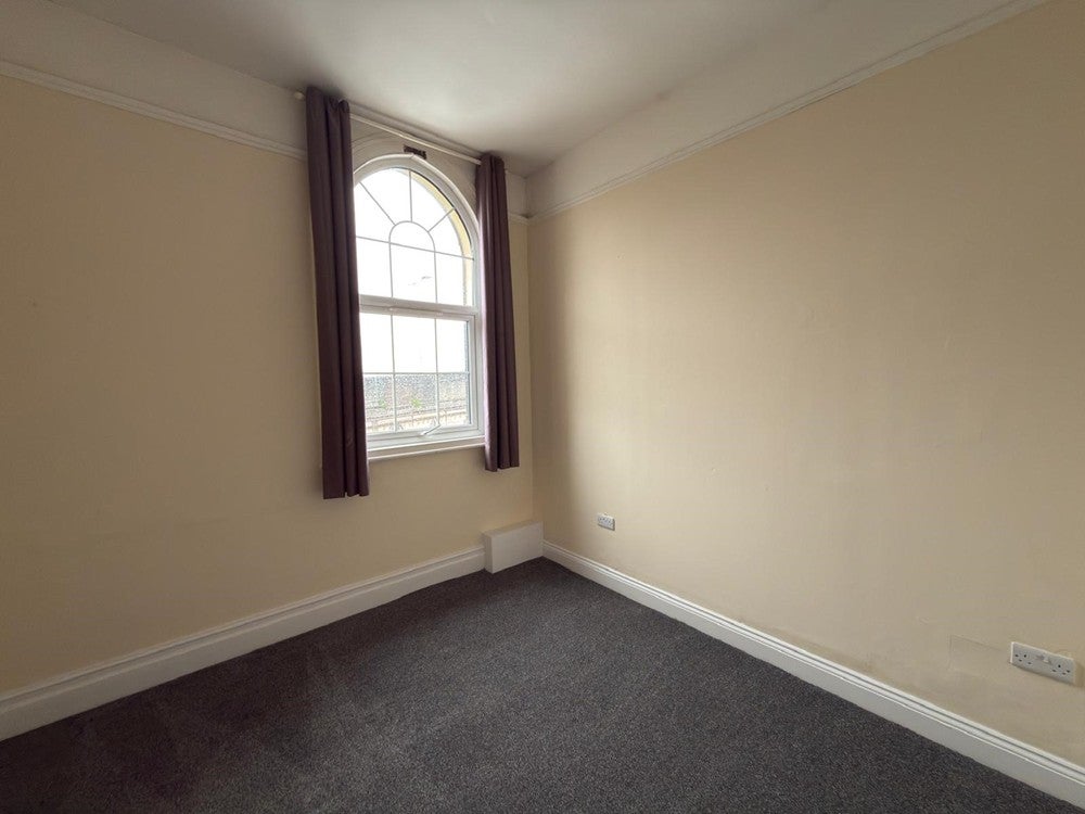 Flat Midland Road in Bedford