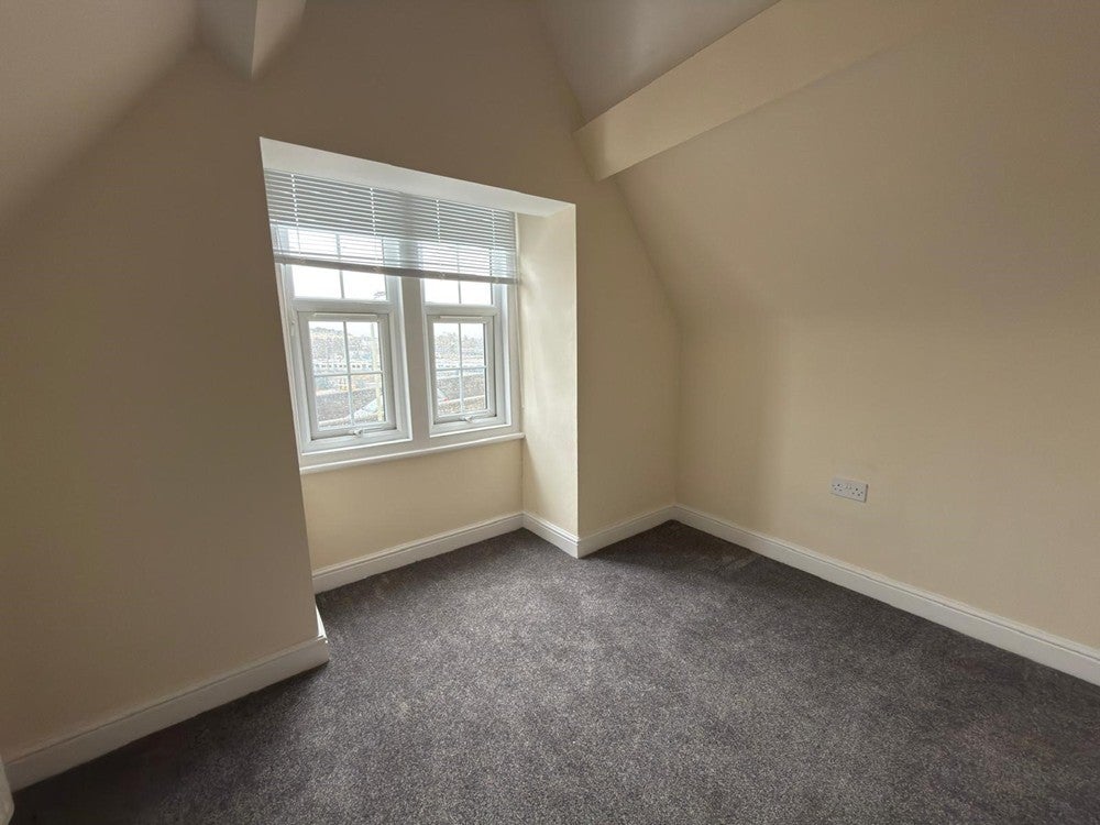 Flat Midland Road in Bedford