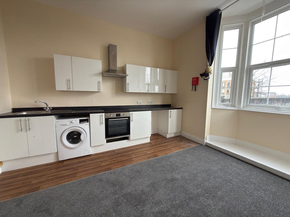 Flat Midland Road in Bedford