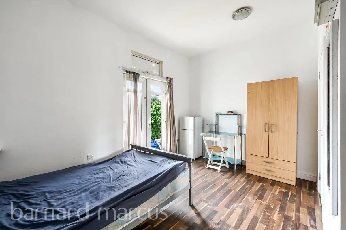 Flat Clarence Road in Greater London