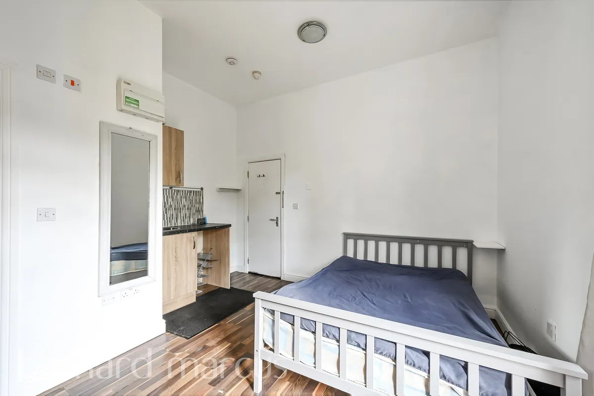 Flat Clarence Road in Greater London