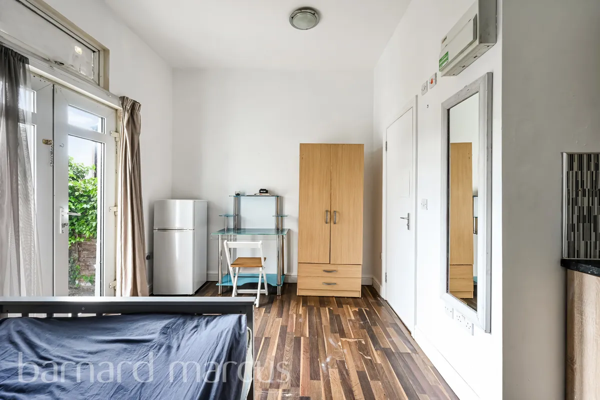 Flat Clarence Road in Greater London