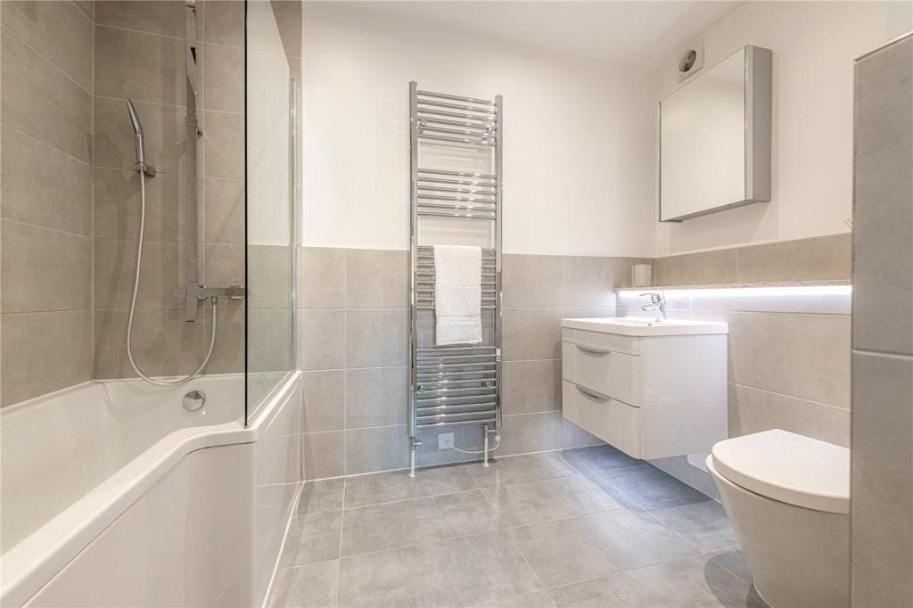 Flat Harley Road in Greater London