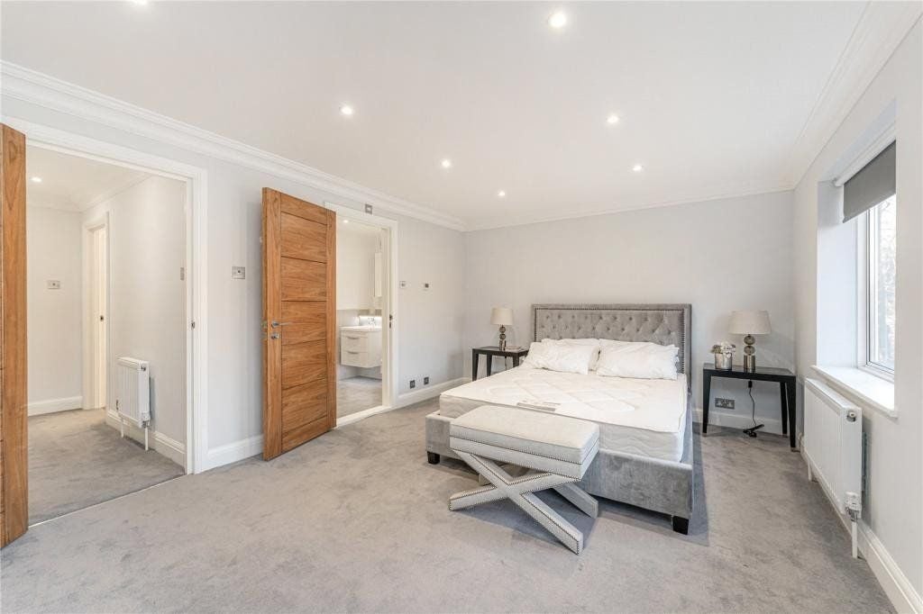 Flat Harley Road in Greater London