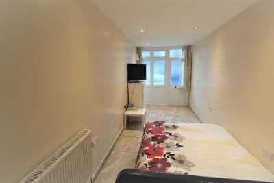 Flat Walpole Road in Greater London