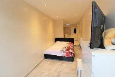 Flat Walpole Road in Greater London