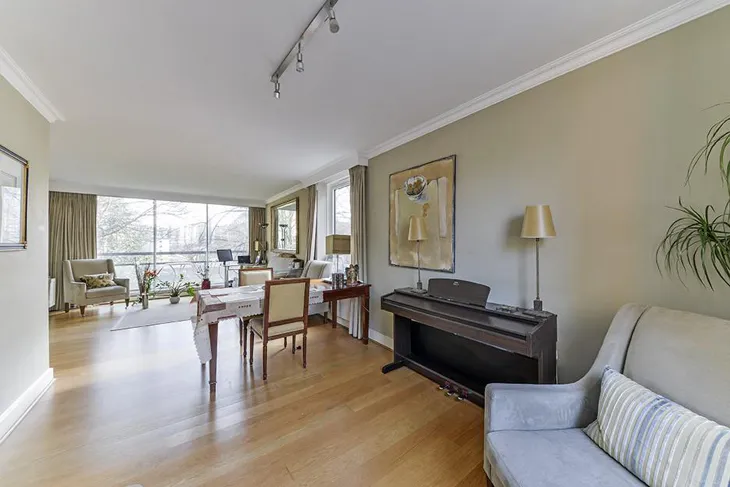Flat Vicarage Gate in Greater London
