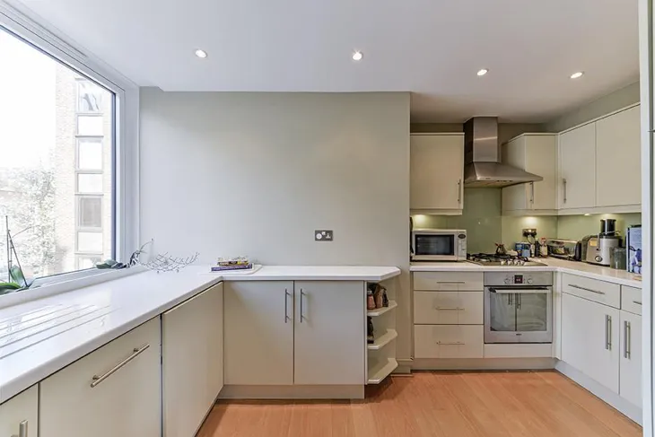 Flat Vicarage Gate in Greater London