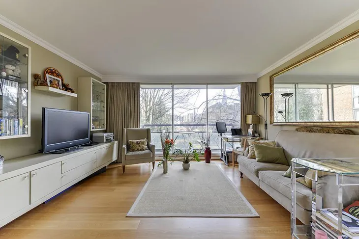 Flat Vicarage Gate in Greater London