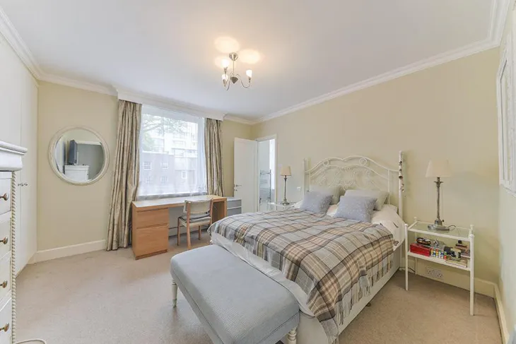 Flat Vicarage Gate in Greater London