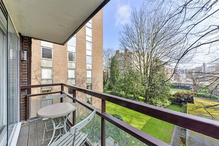 Flat Vicarage Gate in Greater London