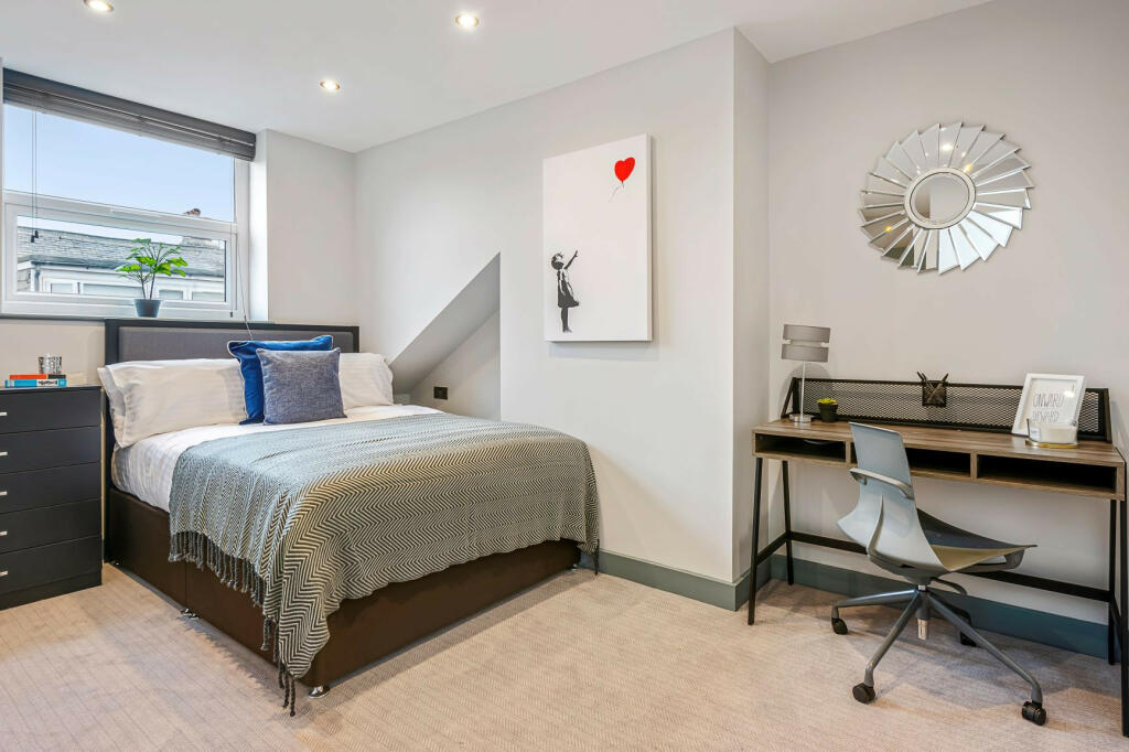Flat Gordon Road in Greater London