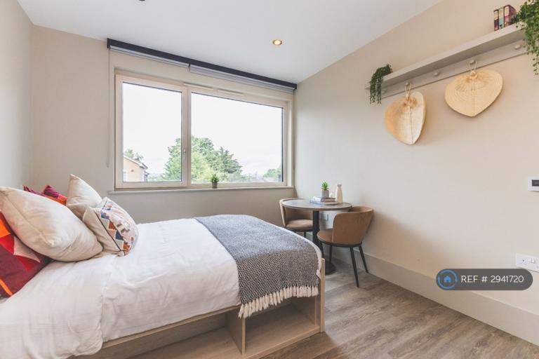 Room Augustus Road in Greater London