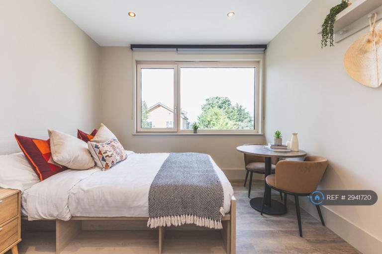 Room Augustus Road in Greater London