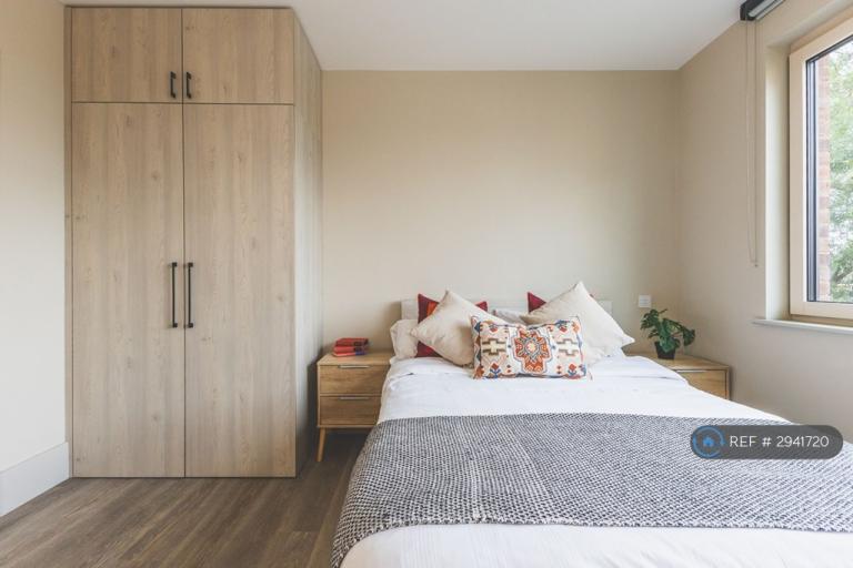 Room Augustus Road in Greater London