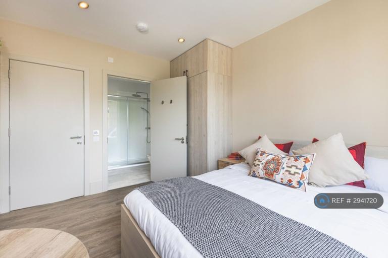 Room Augustus Road in Greater London