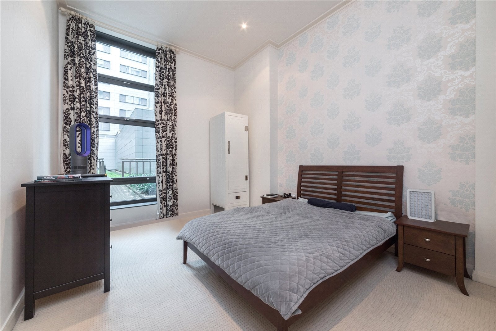 Flat Dockyard Lane in Greater London