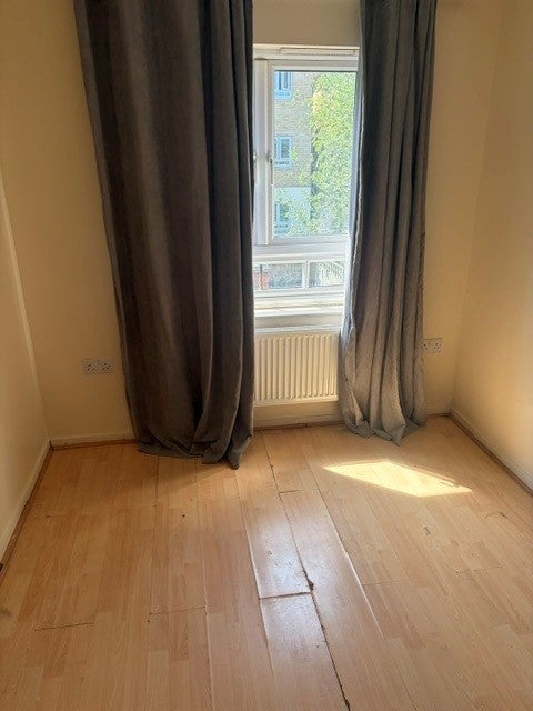 Flat Elvedon Road in Greater London