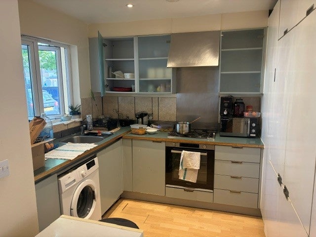 Flat Elvedon Road in Greater London