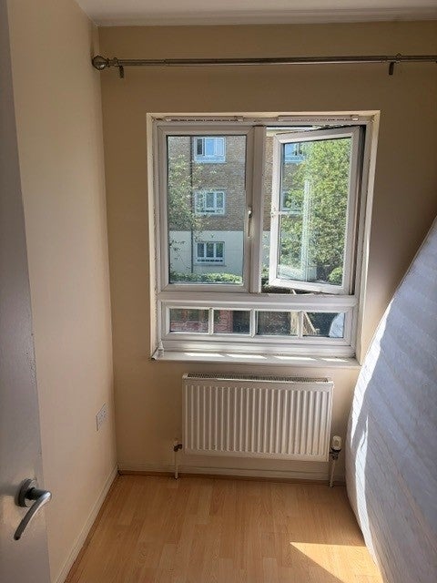 Flat Elvedon Road in Greater London
