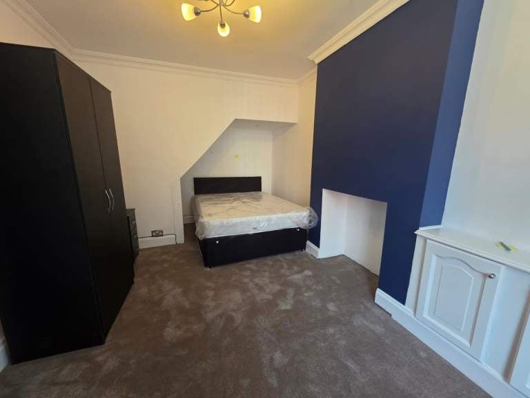 Room Clarendon Road in Luton