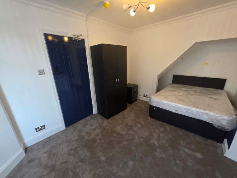 Room Clarendon Road in Luton