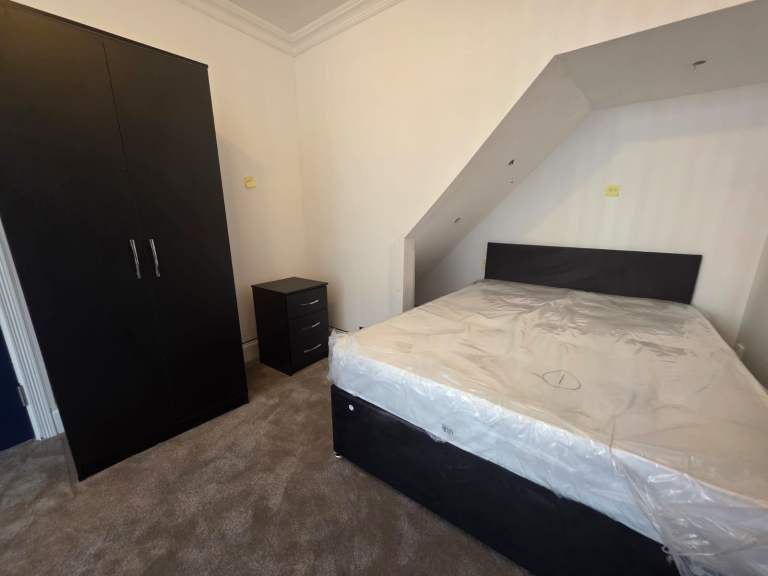 Room Clarendon Road in Luton
