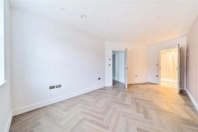Flat Claremont Road in Greater London