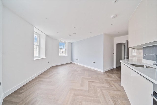 Flat Claremont Road in Greater London