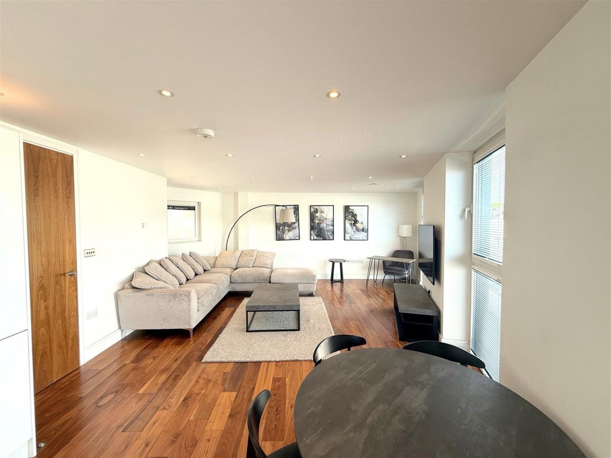 Flat Hartley Avenue in Greater London
