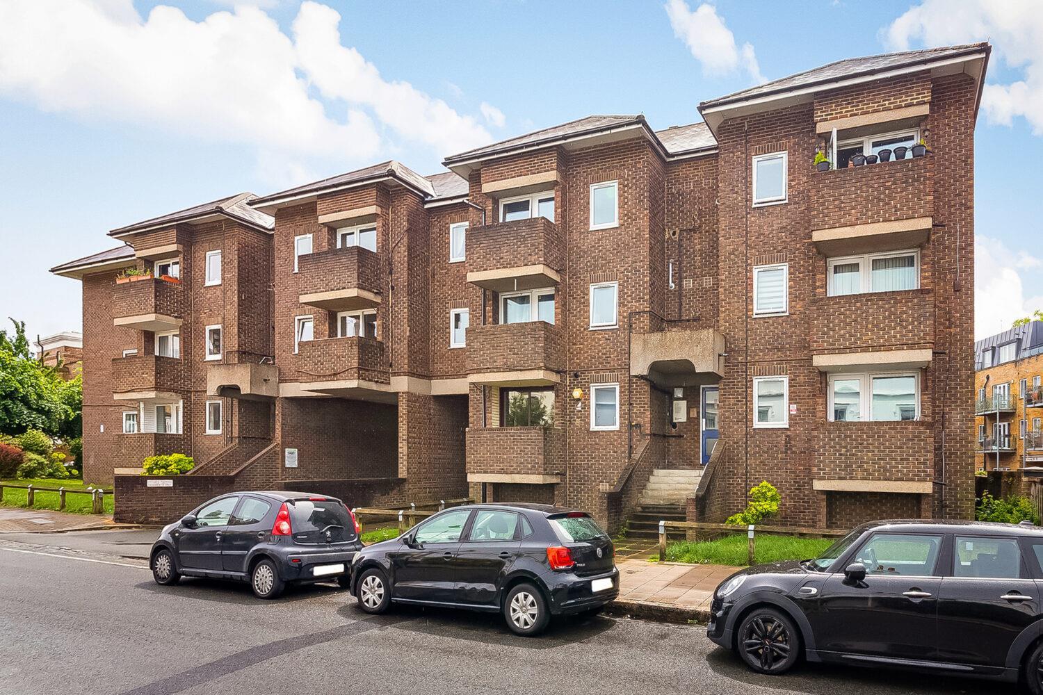 Flat Belvedere Road in Greater London