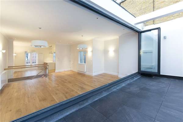 Flat Egerton Gardens in Greater London