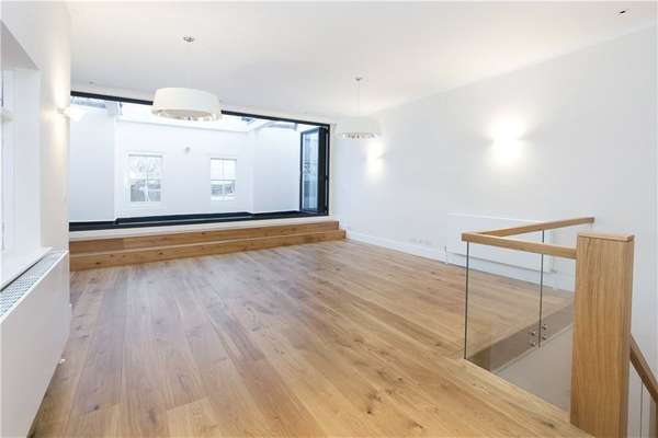 Flat Egerton Gardens in Greater London