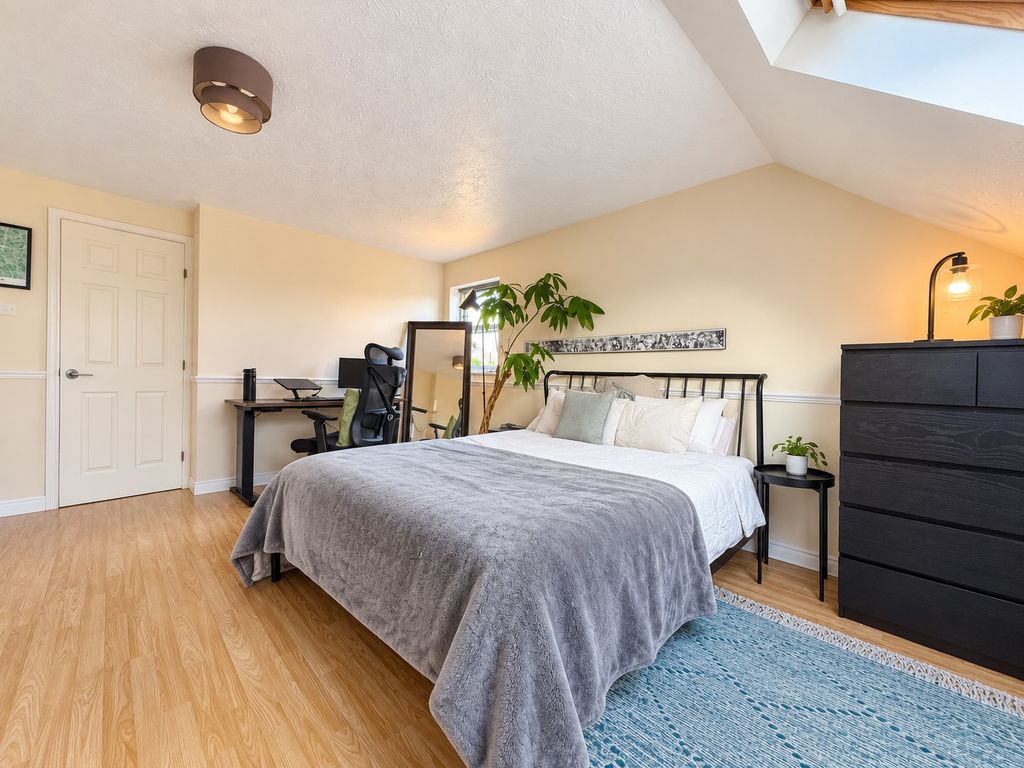Flat Bushwood Drive in Greater London