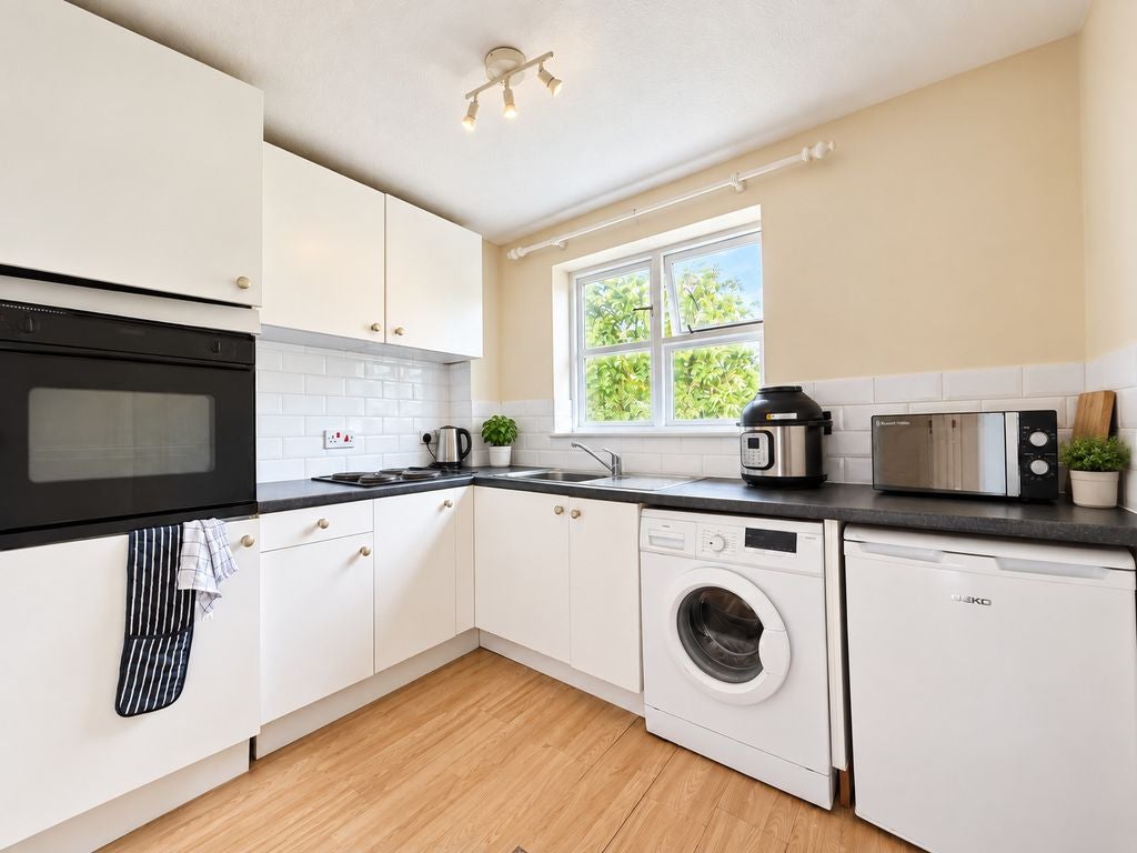 Flat Bushwood Drive in Greater London