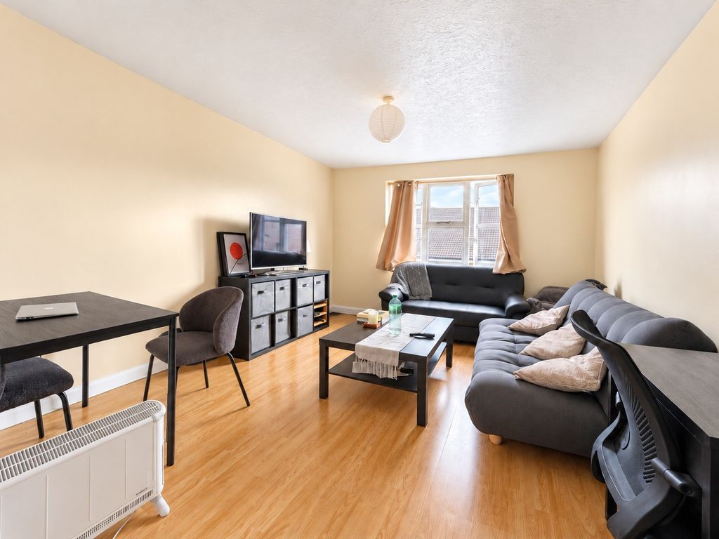 Flat Bushwood Drive in Greater London