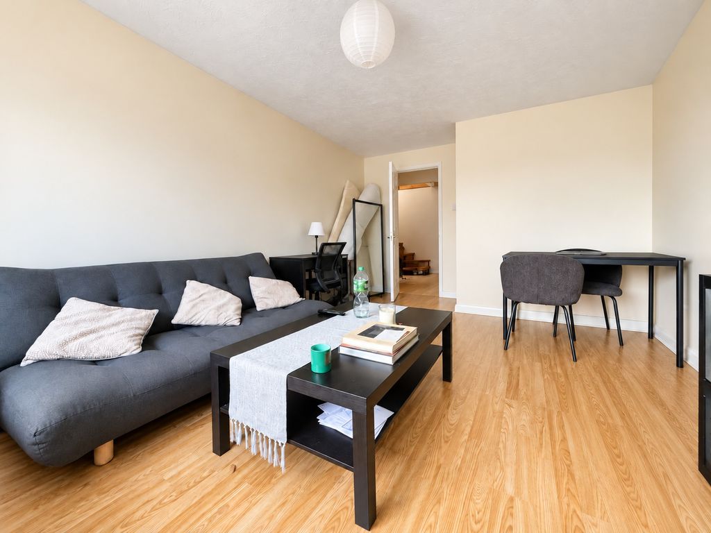Flat Bushwood Drive in Greater London