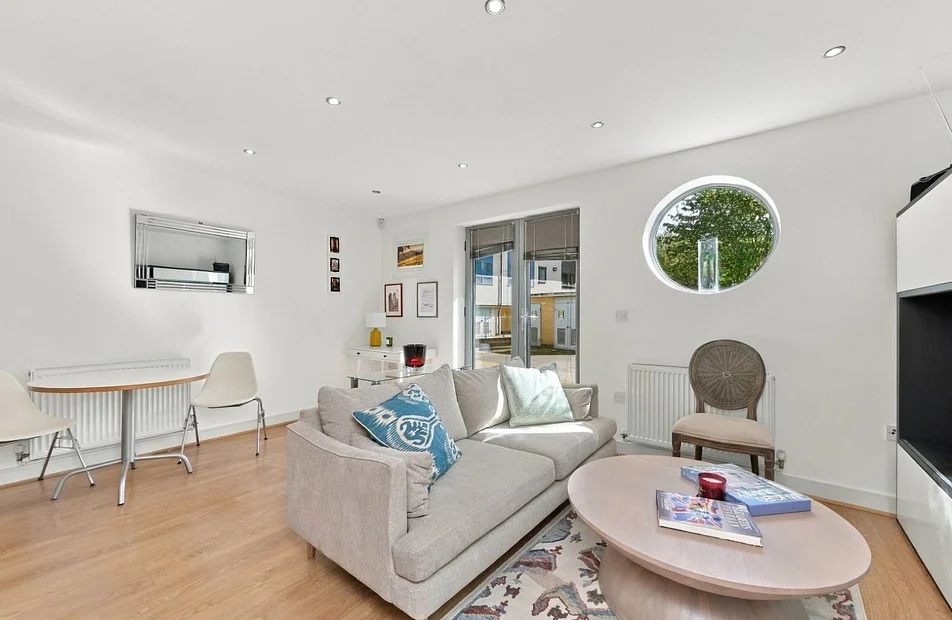 Flat Rowditch Lane in Greater London