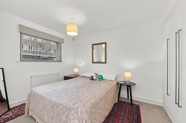Flat Rowditch Lane in Greater London