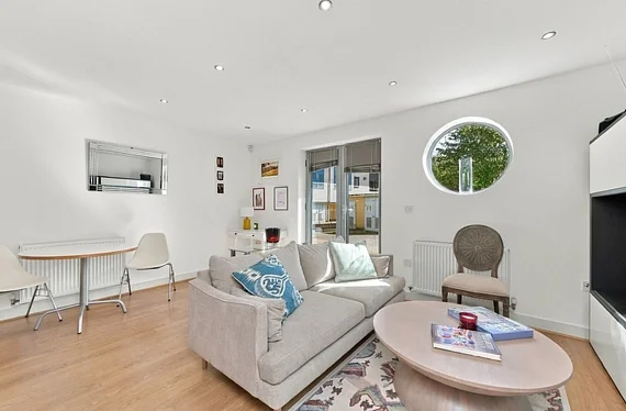 Flat Rowditch Lane in Greater London