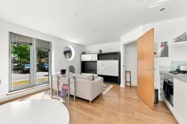 Flat Rowditch Lane in Greater London