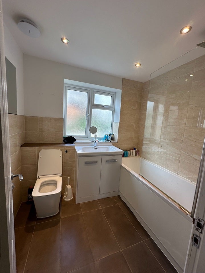 Room Manchester Road in Greater London